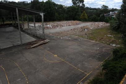 CAXIAS DO SUL, RS, BRASIL, 10/01/2022 -  Fotos da escola Laurindo Formolo, no bairro São Ciro, que foi demolida pela prefeitura na semana passada. Os escombros ainda estão no local e a demolição foi antecipada depois de casos de furto e vandalismo. Diretora disse que levaram até um portão de ferro. (Marcelo Casagrande/Agência RBS)<!-- NICAID(14986425) -->