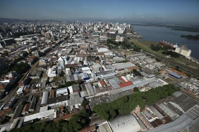 PORTO ALEGRE, RS, BRASIL - 04/02/2017 : Sobrevoo de helicóptero mostra o Quarto Distrito de Porto Alegre, que abrange os bairros Floresta, Navegantes, Humaitá, Farrapos e São Geraldo. (CARLOS MACEDO/AGÊNCIA RBS)<!-- NICAID(12716066) -->