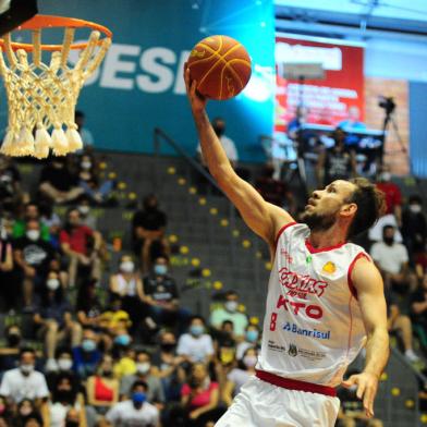 CAXIAS DO SUL, RS, BRASIL, 30/12/2021. Caxias do Sul Basquete x Mogi das Cruzes, jogo válido pela 15ª rodada do Novo Basquete Brasil (NBB) e realizado no Ginásio do Sesi. (Porthus Junior/Agência RBS)<!-- NICAID(14980469) -->