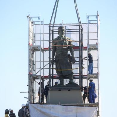 PORTO ALEGRE, RS, BRASIL - 2022.01.11 - Mais de cem dias depois, estátua do Laçador retorna restaurada ao seu sítio. (Foto: ANDRÉ ÁVILA/ Agência RBS)Indexador: Andre Avila<!-- NICAID(14987487) -->