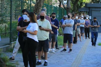 PORTO ALEGRE, RS, BRASIL,  10/01/2021- Fila para testes de Covid no posto Modelo. Foto: Ronaldo Bernardi / Agencia RBS<!-- NICAID(14986070) -->