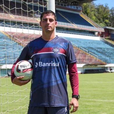 A Direção de Futebol do Caxias anunciou, nesta terça-feira (11), o novo preparador de goleiros do clube. Trata-se de Everson, de 40 anos. Everson chegou ao Centenário nesta manhã e já iniciou trabalho com os goleiros grenás. O novo preparador é natural de Caxias do Sul, formado em Educação Física pela UCS, com especialização em Ciência do Esporte e Fisiologia do Exercício. Possui passagens por Juventude, Henan Songchang Longman FC (China), Náutico, Grêmio, Pelotas e Gama.<!-- NICAID(14987506) -->