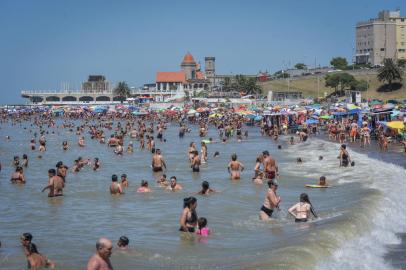 Pessoas são vistas na praia Torreon del Monje, em Mar del Plata, Argentina, em 11 de janeiro de 2022. (Foto de Mara Sosti / AFP)<!-- NICAID(14987680) -->