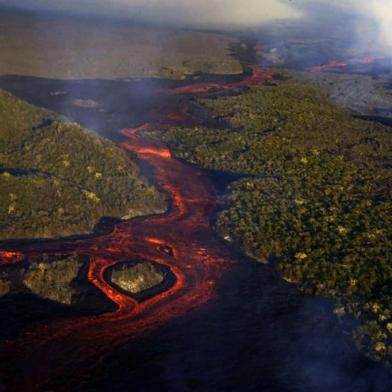 Vulcão Wolf entra em erupção na Ilha de GalápagosHandout picture released by the Galapagos National Park showing an aerial view of lava expelled by the Wolf Volcano after it erupted for the second time in seven years on January 7, 2022, on Isabela Island in the Galapagos Islands in the Pacific Ocean, 900 km off the Ecuadorean coast. - The island is home to the critically endangered Galapagos pink land iguana. (Photo by PARQUE NACIONAL GALAPAGOS / AFP) / RESTRICTED TO EDITORIAL USE - MANDATORY CREDIT AFP PHOTO / GALAPAGOS NATIONAL PARK / WILSON CABRERA - NO MARKETING - NO ADVERTISING CAMPAIGNS - DISTRIBUTED AS A SERVICE TO CLIENTS<!-- NICAID(14987956) -->