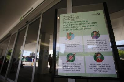 PORTO ALEGRE, RS, BRASIL - 12.01.2022 - Banner indica novas restrições a acompanhantes na emergência do Hospital de Clínicas. (Foto: Félix Zucco/Agencia RBS)<!-- NICAID(14988258) -->