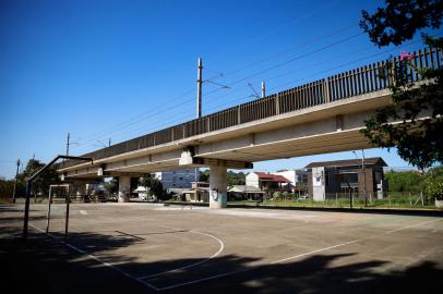 São Leopoldo, RS, Brasil - 12/01/2022 - Na primeira semana deste ano, a Prefeitura de São Leopoldo, por meio da Secretaria de Mobilidade e Serviços Urbanos (Semurb) e a Secretaria de Esporte e Lazer (Semel), firmou parceria com o grupo de skatistas ¿Plaza do Brooklyn¿. O grupo realizou a adoção de uma área da Trensurb, na avenida Mauá, para realizar a prática do esporte e futuramente construir uma pista de skate. O local receberá o nome de ¿Skate Plaza Street¿. Na foto: skatista Eré. (Foto: Anselmo Cunha/Agência RBS)<!-- NICAID(14988408) -->