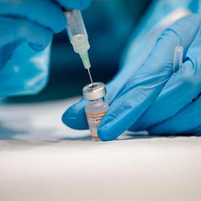 A nurse prepares the Pfizer-BioNTech Covid-19 vaccine for children for distribution in Montreal, Quebec on November 24, 2021. - Today is the first day that children are allowed to receive the version of the vaccine designed for children aged 5 to 11 years old in Canada. (Photo by Andrej Ivanov / AFP)Editoria: HTHLocal: MONTREALIndexador: ANDREJ IVANOVSecao: epidemic and plagueFonte: AFPFotógrafo: STR<!-- NICAID(14988435) -->