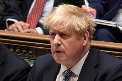 Uma fotografia divulgada pelo Parlamento do Reino Unido mostra o primeiro-ministro britânico Boris Johnson reagindo enquanto o líder do Partido Trabalhista de oposição Keir Starmer (invisível) fala nas perguntas do primeiro-ministro (PMQs) na Câmara dos Comuns em Londres em 12 de janeiro de 2022. - Reino Unido O primeiro-ministro Boris Johnson pediu desculpas na quarta-feira por participar de uma festa de violação de bloqueio realizada em seu jardim de Downing Street, mas desviou os pedidos de renúncia quando o líder da oposição o chamou de homem sem vergonha. Após dias de manchetes sombrias e classificações de pesquisas em colapso, Johnson disse que considerava a recém-revelada reunião embriagada em maio de 2020 como um evento de trabalho para a equipe de Downing Street. (Foto de JESSICA TAYLOR / UK PARLIAMENT / AFP) / RESTRITO AO USO EDITORIAL - SEM USO PARA ENTRETENIMENTO, SATÍRICO, FINS PUBLICITÁRIOS - CRÉDITO OBRIGATÓRIO  AFP PHOTO / Jessica Taylor / UK Parliament<!-- NICAID(14988453) -->