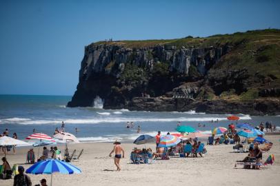 TORRES, RS, BRASIL - 13.01.2022 - Ambiental na praia de Torres. (Foto: Anselmo Cunha/Agencia RBS)<!-- NICAID(14989163) -->