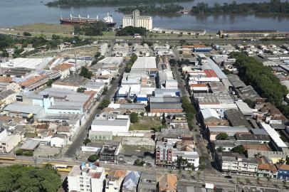 PORTO ALEGRE, RS, BRASIL - 04/02/2017 : Sobrevoo de helicóptero mostra o Quarto Distrito de Porto Alegre, que abrange os bairros Floresta, Navegantes, Humaitá, Farrapos e São Geraldo. (CARLOS MACEDO/AGÊNCIA RBS)<!-- NICAID(12716059) -->