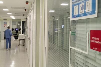 Começou a valer nesta quinta-feira (13) uma nova exigência para realização de cirurgias eletivas nos hospitais Tacchini, em Bento Gonçalves, e São Roque, em Carlos Barbosa. A partir de agora, os pacientes que precisam se submeter aos procedimentos não urgentes precisam comprovar o esquema vacinal completo contra a covid-19. <!-- NICAID(14989417) -->