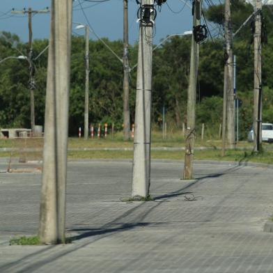 PORTO ALEGRE,RS,BRASIL.2022,01,14.Rua José Pedro Boéssio, interditada para o trãnsit de veículos, porque varios postes ficaram no meio da pista.(RONALDO BERNARDI/AGENCIA RBS).<!-- NICAID(14989836) -->