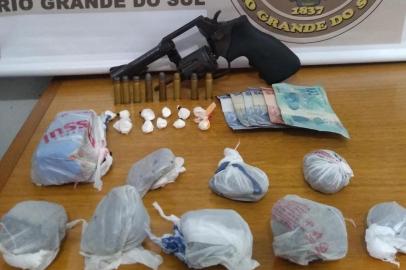 Um casal foi preso por tráfico de drogas após tentar fugir de uma barreira policial em Gramado na noite de quinta-feira (13). Eles estavam em um veícul Ka com placas de Arroio do Sal. No total, os policiais militares apreenderam  nove porções de maconha (que pesaram 218 gramas), 14 porções de cocaína (oito gramas) e um revólver calibre .38.Um casal foi preso por tráfico de drogas após tentar fugir de uma barreira policial em Gramado na noite de quinta-feira (13). Eles estavam em um veícul Ka com placas de Arroio do Sal. No total, os policiais militares apreenderam  nove porções de maconha (que pesaram 218 gramas), 14 porções de cocaína (oito gramas) e um revólver calibre .38.<!-- NICAID(14989884) -->