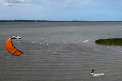 OSÓRIO, RS, BRASIL - Material sobre esportes náuticos para Super Edição. Nas imagens a modalidade kite surf na Escola Mangaviento. Na foto, aluno Lucas Felipe Colling, 33 anos.  Foto: Jefferson Botega / Agencia RBS<!-- NICAID(14988084) -->