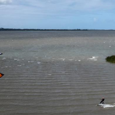 OSÓRIO, RS, BRASIL - Material sobre esportes náuticos para Super Edição. Nas imagens a modalidade kite surf na Escola Mangaviento. Na foto, aluno Lucas Felipe Colling, 33 anos.  Foto: Jefferson Botega / Agencia RBS<!-- NICAID(14988084) -->