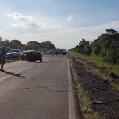 Dois mortos, um homem e uma mulher que estavam no Voyage. Havia 3 no Voyage, no HB20 tinha a motorista e a cachorrinha dela que era levada para uma ecografia. A cachorrinha morreu. Uma colisão frontal entre dois veículos na RS-040, na tarde desta sexta-feira (14), deixou dois mortos e dois feridos, em Capivari do Sul.<!-- NICAID(14990516) -->