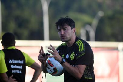 O técnico Alexander Cacique Medina comanda treino de pré-temporada do Inter no CT Parque Gigante.<!-- NICAID(14990439) -->