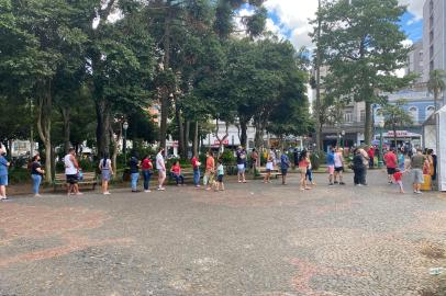 Procura por testes de covid-19 provoca longa fila na Praça Dante Alighieri em Caxias. Na foto, fila para testagem<!-- NICAID(14990820) -->