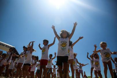 IMBÉ, 15/01/2021, Com brincadeiras, corrida e medalhas, crianças aproveitam manhã de sábado na beira da praia durante evento<!-- NICAID(14990826) -->