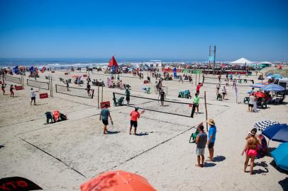 Atlântida recebe torneio de beach tennis com quase 500 atletas. Atletas de 10 a 73 anos participam do evento; Paulo César Tinga jogou na categoria de duplas masculinas<!-- NICAID(14990841) -->