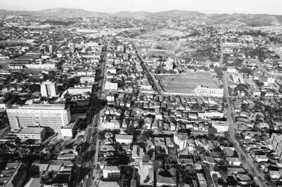 Vista aérea de Porto Alegre, em 1975.Bairro Menino Deus;Avenida José de Alencar;Estádio dos Eucaliptos;hospital Mãe de Deus;Hidráulica do Menino Deus;Estádio Olímpico.#Envelope: 107457<!-- NICAID(8919833) -->