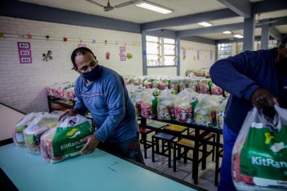 PORTO ALEGRE, RS, BRASIL - 31/08/2020 Alunos da rede municipal infantil seguem recebendo alimentação dos colégios. Na foto, a Escola Municipal José Mariano Beck organiza as cestas básicas que serão doadas. (Foto: Marco Favero/Agencia RBS)<!-- NICAID(14581002) -->