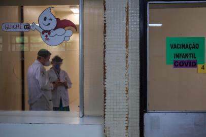 PORTO ALEGRE, RS, BRASIL - No posto do IAPI funcionários preparam o local para receber as crianças para a primeira dose da vacina contra Covid-19. Foto: Jefferson Botega / Agencia RBSIndexador: Jeff Botega<!-- NICAID(14991829) -->