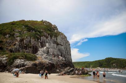 TORRES, RS, BRASIL - 14.01.2022 - Paredões da Praia da Guarita, em Torres. (Foto: Anselmo Cunha/Agencia RBS)<!-- NICAID(14991432) -->