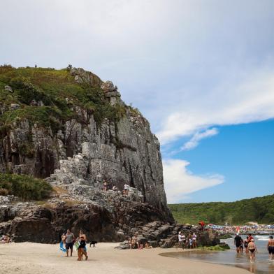 TORRES, RS, BRASIL - 14.01.2022 - Paredões da Praia da Guarita, em Torres. (Foto: Anselmo Cunha/Agencia RBS)<!-- NICAID(14991432) -->