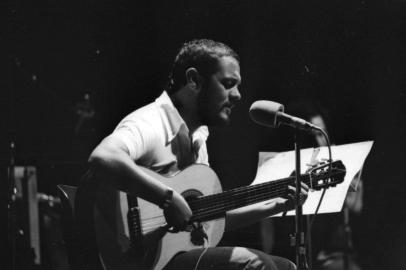 Fernando Ribeiro, cantor e compositor gaúcho, em 1977.Show Em Mar Aberto, no Auditório da Assembleia Legislativa, em março de 1977.-#ENVELOPE: 119870<!-- NICAID(14984359) -->