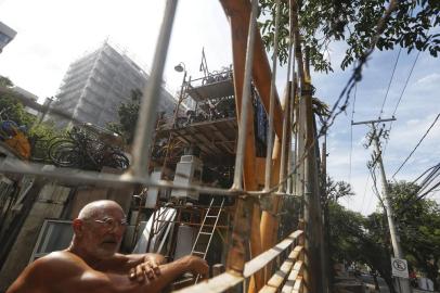 PORTO ALEGRE, RS, BRASIL,  17/01/2021- Ferro-velho na esquina da Miguel Tostes com Dona Laura,  bairro Moinhos de Vento. Na foto, Roberto Ernane Gomes da Silva, 78 anos. Foto: Lauro Alves  / Agencia RBS<!-- NICAID(14991521) -->