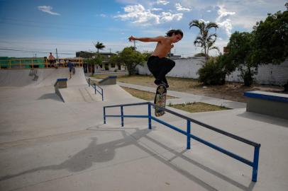 Capão da Canoa, RS, BRASIL,  18/01/2021-  Pista de skate de Capão da Canoa completa dois anos. Na foto, Gustavo Angeli da Silva, 19 anos.  Foto: Anselmo Cunha/Agencia RBS<!-- NICAID(14992232) -->