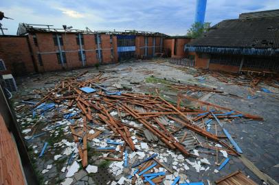 Guaíba, RS, BRASIL,  18/01/2021-Estragos causados pelo temporal em Guaíba:  escola Carmen Alice Laviaguerre (Ciep).  Foto: Ronaldo Bernardi / Agencia RBS<!-- NICAID(14992333) -->