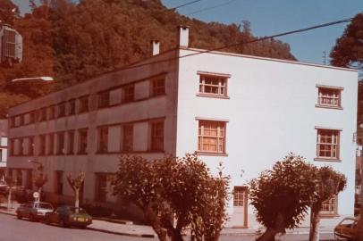 Prédio do antigo Círculo Operário Ismael Chaves Barcellos nos anos 1980, em Galópolis. Funcionou ali desde 1964 até 1979. Foi também sede administrativa do Lanifício Sehbe, entre 1980 e 1999.<!-- NICAID(14988181) -->