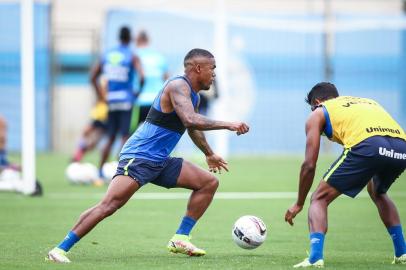 Pre-Temporada Gremio 2022RS - FUTEBOL/ PRE-TEMPORADA GREMIO 2022 - ESPORTES - Jogadores do Gremio realizam treinamento técnico durante a manha desta terca-feira, no CT Presidente Helio Dourado, na Pre-Temporada 2022. FOTO: LUCAS UEBEL/GREMIO FBPANa foto: Douglas Costa