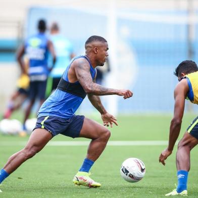 Pre-Temporada Gremio 2022RS - FUTEBOL/ PRE-TEMPORADA GREMIO 2022 - ESPORTES - Jogadores do Gremio realizam treinamento técnico durante a manha desta terca-feira, no CT Presidente Helio Dourado, na Pre-Temporada 2022. FOTO: LUCAS UEBEL/GREMIO FBPANa foto: Douglas Costa