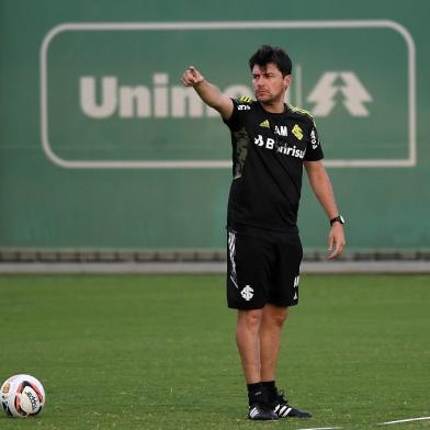 2022-01-14 Treino do Internacional no CT Parque Gigante. Foto Ricardo Duarte/InternacionalNa foto: técnico Alexander Medina