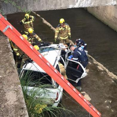 Bombeiros retiraram mulher de dentro do veículo que parou dentro do arroio<!-- NICAID(14993837) -->