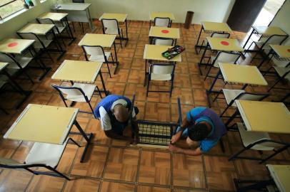 20/01/2022 - CHARQUEADAS, RS - Detentos da Penitenciária Estadual do Jacuí (PEJ) fazem reformas na Escola Estadual de Ensino Fundamental Mineiro Nicácio Machado, em Charqueadas, na Região Metropolitana. FOTO: Ronaldo Bernardi / Agência RBS<!-- NICAID(14994782) -->