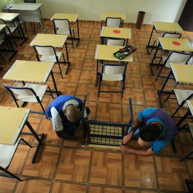 20/01/2022 - CHARQUEADAS, RS - Detentos da Penitenciária Estadual do Jacuí (PEJ) fazem reformas na Escola Estadual de Ensino Fundamental Mineiro Nicácio Machado, em Charqueadas, na Região Metropolitana. FOTO: Ronaldo Bernardi / Agência RBS<!-- NICAID(14994782) -->