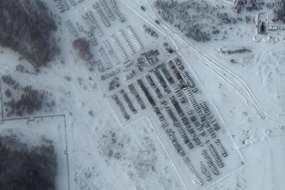 This handout satellite image released by Maxar Technologies shows an closer view of tank artillery and support equipment from the deployed units in Yelnya (130km/80miles east of Russia/Belarus border), Russia, January 19, 2022. (Photo by Satellite image ©2022 Maxar Technologies / AFP) / RESTRICTED TO EDITORIAL USE - MANDATORY CREDIT AFP PHOTO / Satellite image ©2022 Maxar Technologies  - NO MARKETING - NO ADVERTISING CAMPAIGNS - DISTRIBUTED AS A SERVICE TO CLIENTS - THE WATERMARK MAY NOT BE REMOVED/CROPPEDEditoria: WARLocal: YelnyaIndexador: -Secao: crisisFonte: Satellite image ©2022 Maxar TechFotógrafo: Handout<!-- NICAID(14995068) -->