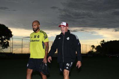 O zagueiro Rodrigo Moledo durante a pré-temporada no CT Parque Gigante. Ao lado do jogador, o preparador físico Richard González.<!-- NICAID(14994981) -->