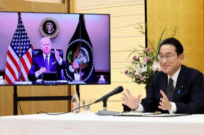 Esta foto de folheto tirada e divulgada pelo Gabinete de Relações Públicas do Gabinete do Japão via Jiji Press mostra o primeiro-ministro do Japão, Fumio Kishida (D), reunido com o presidente dos EUA, Joe Biden (E), durante uma cúpula virtual do gabinete do primeiro-ministro em Tóquio em 21 de janeiro de 2022. (Foto por Folheto / GABINETE DE RELAÇÕES PÚBLICAS DO JAPÃO VIA JIJI PRESS / AFP) / Japan OUT / --- RESTRITO AO USO EDITORIAL - CRÉDITO OBRIGATÓRIO AFP PHOTO / JIJI PRESS / Gabinete de Relações Públicas do Japão - SEM MARKETING SEM CAMPANHAS DE PUBLICIDADE - DISTRIBUÍDO COMO UM SERVIÇO AOS CLIENTES ---<!-- NICAID(14995731) -->