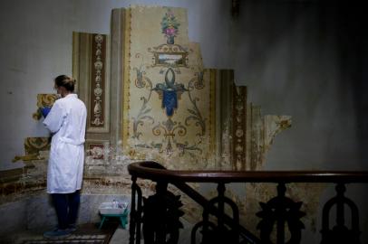 PORTO ALEGRE, RS, BRASIL, 20-01-2022: Anice Jaroczinsky durante o trabalho de restauracao dos murais originais da Biblioteca Publica do Estado, encobertos por diversas camadas de tinta ao longo dos anos. (Foto: Mateus Bruxel / Agencia RBS)Indexador: Mateus Bruxel<!-- NICAID(14995398) -->