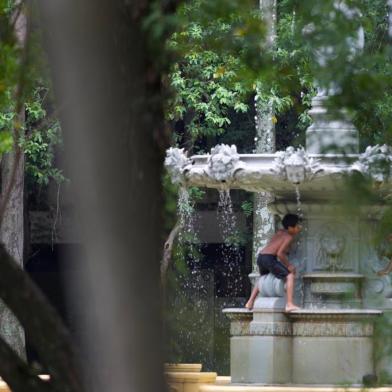 PORTO ALEGRE, RS, BRASIL - 23.01.2022 - Calor no Parque da Redenção. (Foto: Jefferson Botega/Agencia RBS)<!-- NICAID(14996607) -->