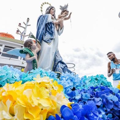 Um translado por terra e por águas marcou o início das homenagens à Nossa Senhora dos Navegantes na manhã deste domingo, 23. Num formato de cortejo inédito, a imagem da santa padroeira de Porto Alegre deixou o Santuário, na zona norte da Capital, e foi levada até o Cais do Porto, de onde partiu para a Ilha da Pintada no barco Cisne Branco.<!-- NICAID(14996666) -->