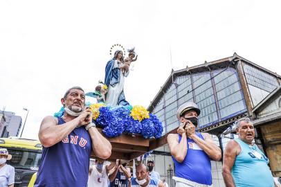 Um translado por terra e por águas marcou o início das homenagens à Nossa Senhora dos Navegantes na manhã deste domingo, 23. Num formato de cortejo inédito, a imagem da santa padroeira de Porto Alegre deixou o Santuário, na zona norte da Capital, e foi levada até o Cais do Porto, de onde partiu para a Ilha da Pintada no barco Cisne Branco.<!-- NICAID(14996665) -->