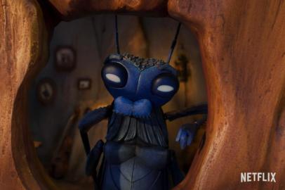 A Netflix divulgou, nesta segunda-feira (24), a primeira prévia de Pinóquio, o musical em stop-motion que recria a a clássica história italiana de Carlo Collodi sobre um boneco de madeira que deseja se tornar menino de verdade.  O longa tem direção de Guillermo del Toro, cineasta vencedor do Oscar que já dirigiu obras como Hellboy, O Labirinto do Fauno e tantos outros.  <!-- NICAID(14997221) -->