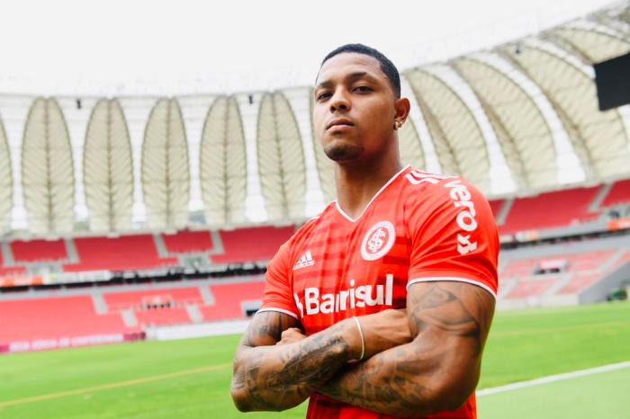 Inter anuncia oficialmente centroavante Wesley Moraes