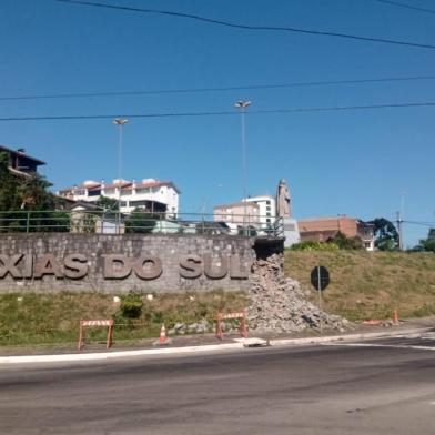 Monumento com letreiro de Caxias do Sul terá reparos depois de parte do muro desabar na Avenida São Leopoldo <!-- NICAID(14996538) -->